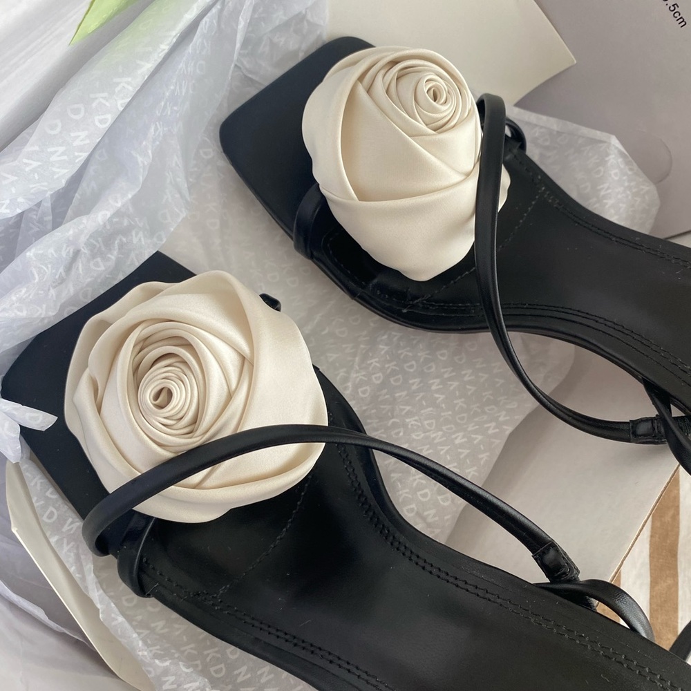 NA-KD contrast rose heels